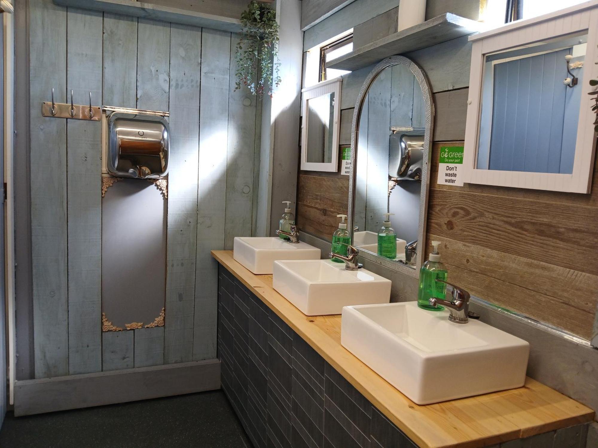 Mousley House Farm And Glamping Camping